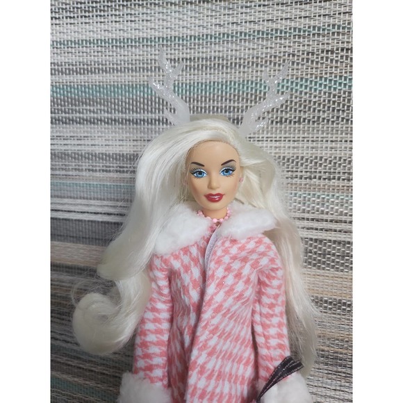 Vintage hamilton candi doll dressed in Winter Holiday outfit - Picture 1 of 7